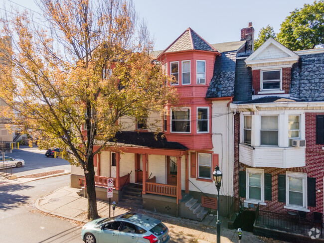 Building Photo - 629 N New St