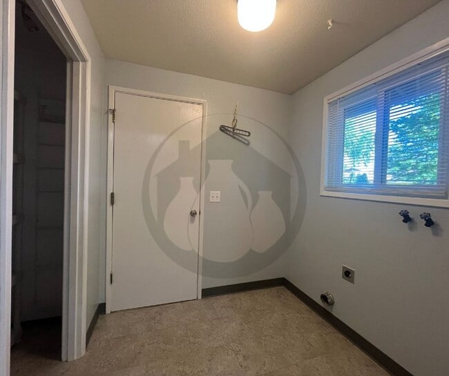 Building Photo - Single Level- Duplex Rent Ready- Albany, OR
