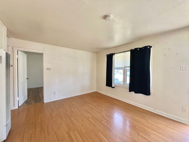 Building Photo - 2 Bedroom Home with Spacious Backyard