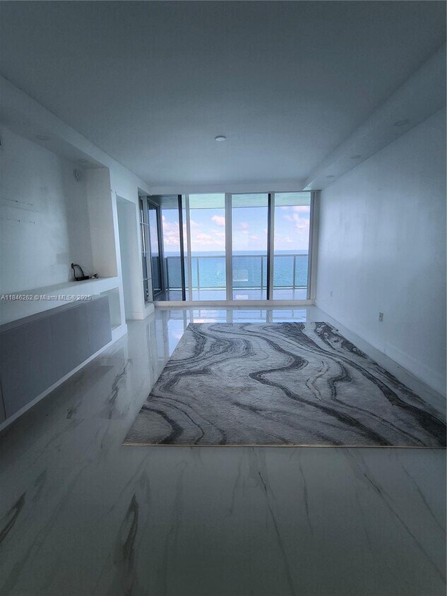 Foto principal - 19111 Collins Ave
