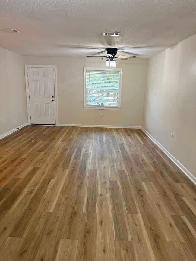 Foto del edificio - 706 Shady Lane Dr