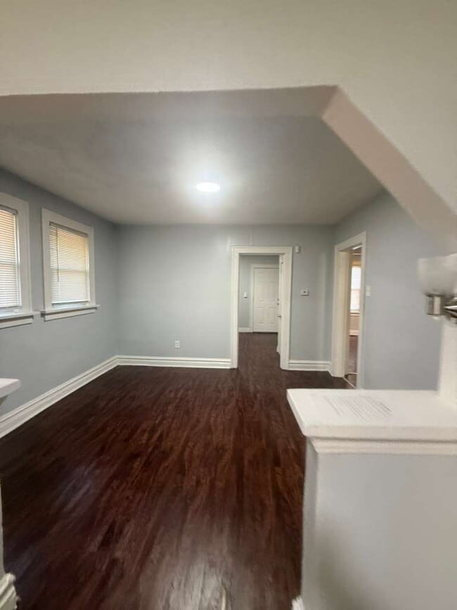 Foto del edificio - "Charming 2-Bedroom St. Louis Home with Gleaming Hardwood Floors in 63121!"