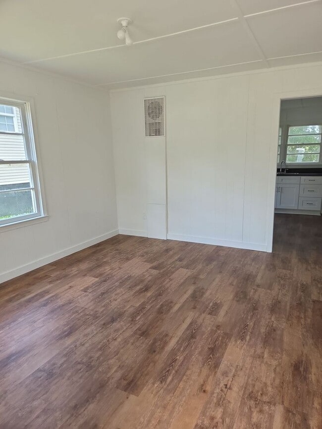 Building Photo - 204 Thomas Ln