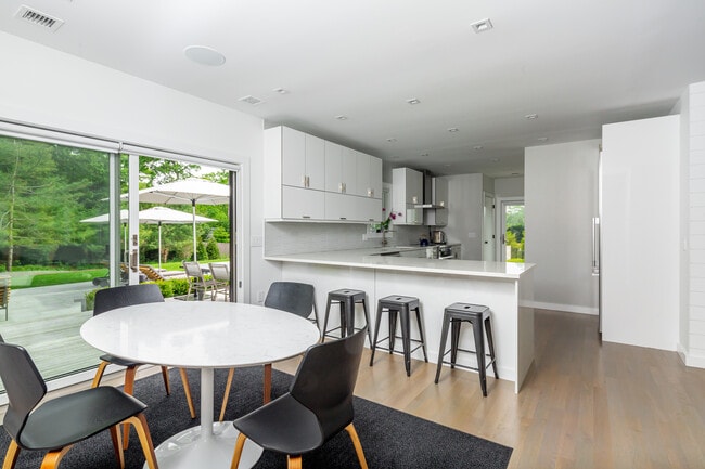 Building Photo - 455 Abrahams Path