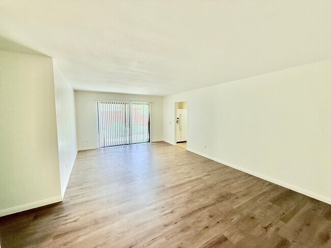Building Photo - Spacious 4 bedroom 2 bath home located in ...