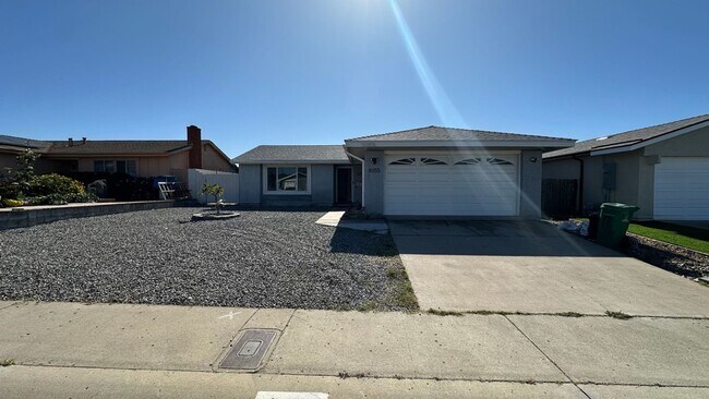 Foto del edificio - Wonderful 4 bedroom 2 bath home for rent in the heart of Mira Mesa!