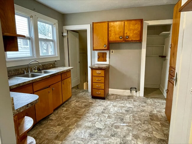 Building Photo - 644 Carpenter St