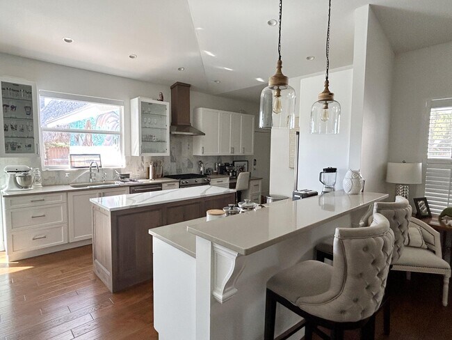 Building Photo - 410 Lake Dr