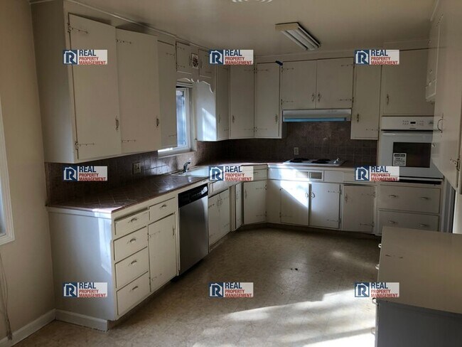 Building Photo - Modesto 2 Bedroom 1 Bath Duplex