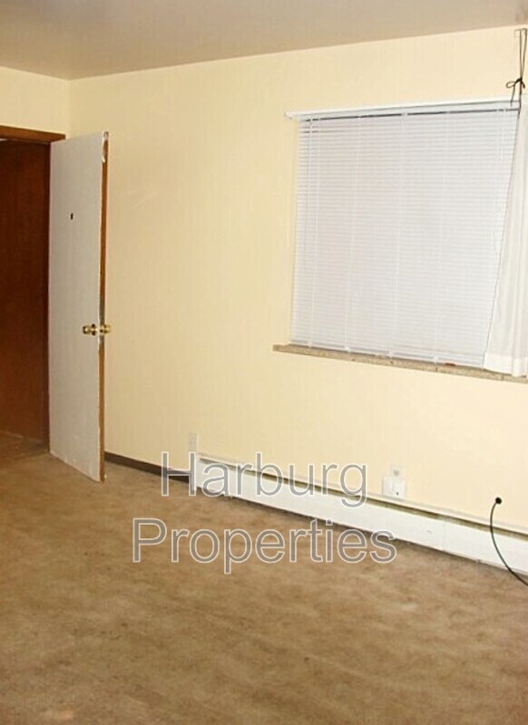 Building Photo - 1717 BASELINE ROOM #2