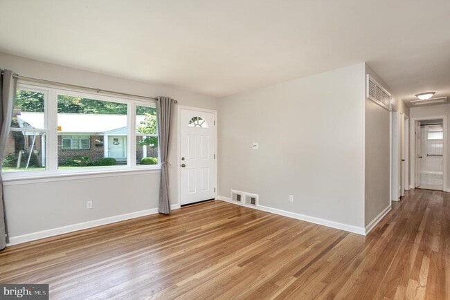 Building Photo - 3233 Holly Hill Dr