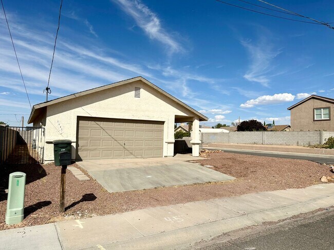 Foto del edificio - Come check out this 3 bedroom, 2 bathroom home Near the Hualapai Mountains!
