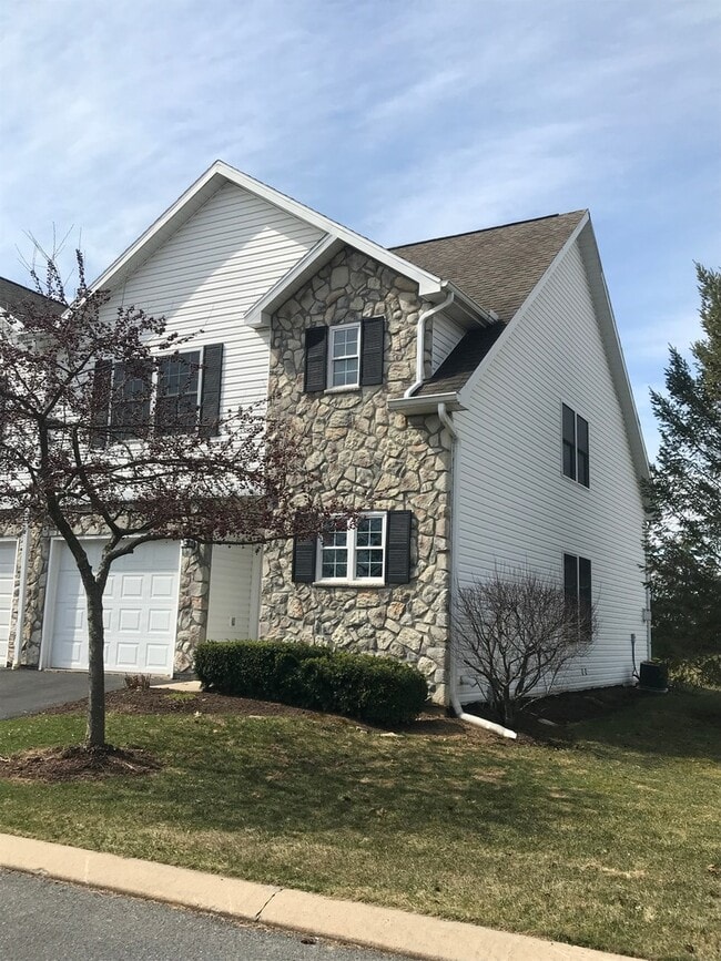 Foto del edificio - Beautiful State College townhouse available July or August