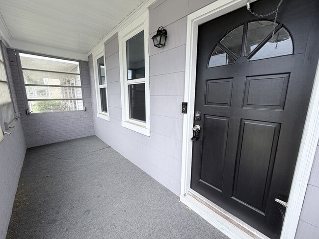 Building Photo - 714 B St