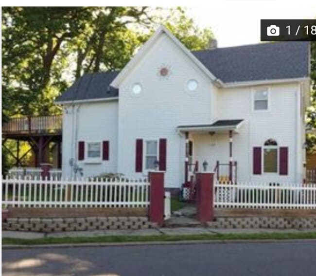 Building Photo - 107 Laurel Ave