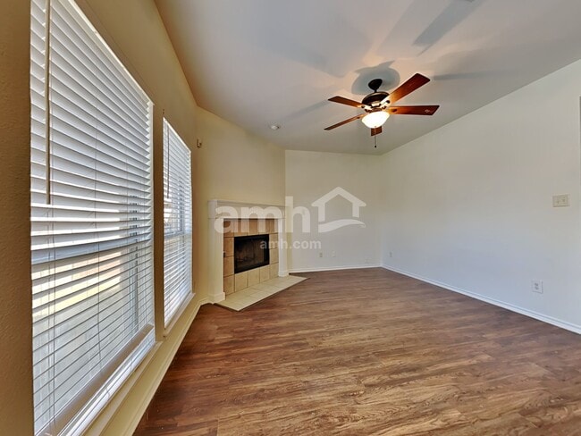 Foto del edificio - 7988 Glenway Dr