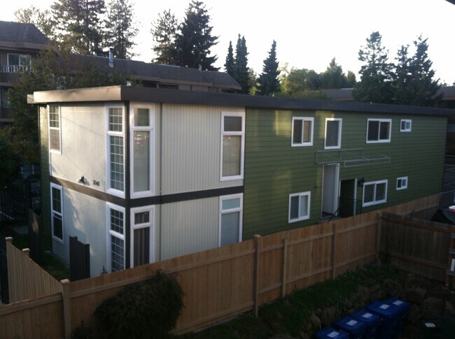 building - 3046 NE 143rd St