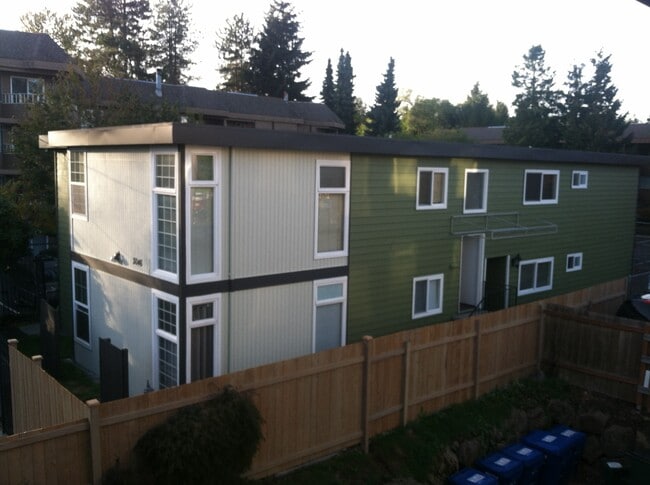 building - 3046 NE 143rd St