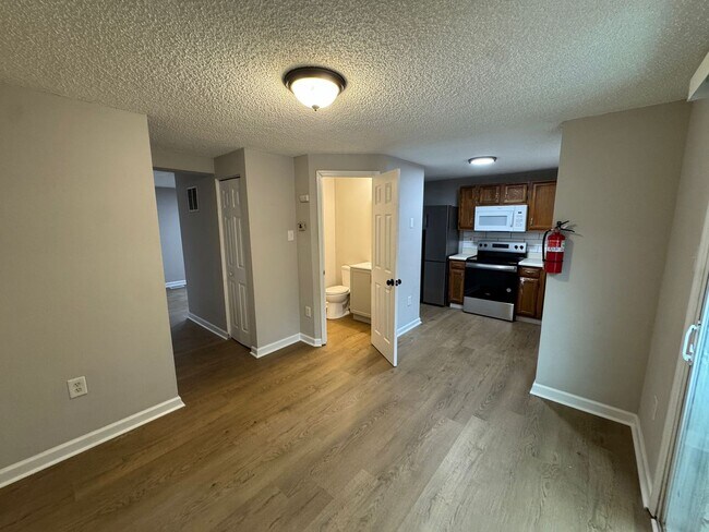 Foto del edificio - Charming 3-Bedroom, 1.5-Bath Home for Rent in Woodbury, NJ