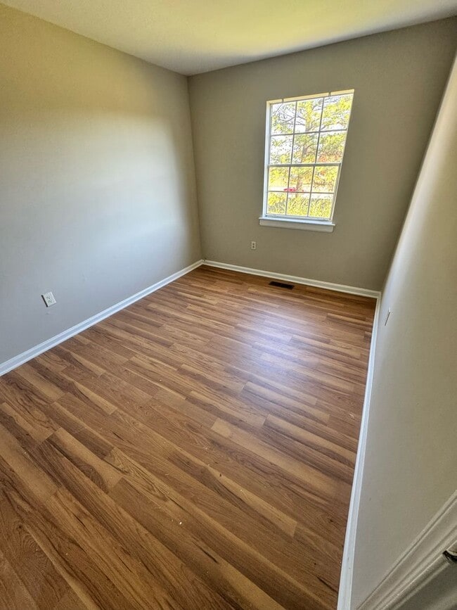 Building Photo - Updated townhouse convenient to Laburnum/Mechanicsville Tnpk