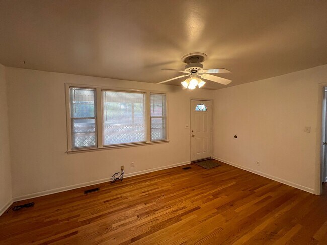 Building Photo - Lovely 3 Bedroom 1 Bath + Bonus & Screened...