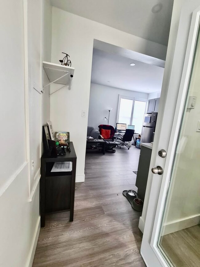 Building Photo - Renovated 2-Bedroom Apartment
