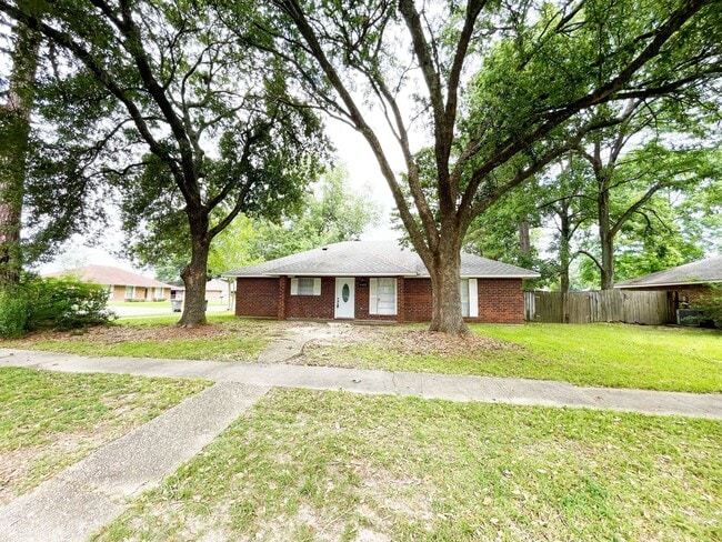 Spacious 4 Bedroom Home with Bonus Room in O'Neal Place - Spacious 4 Bedroom Home with Bonus Room in O'Neal Place