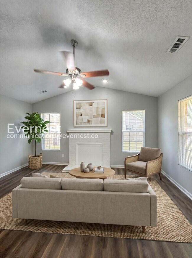 Foto del edificio - 3 Bed/2 Bath Home with Garage / Pet-Friendly / Vouchers Accepted / Coming Soon!