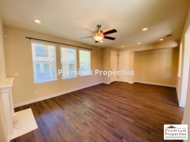 Foto del edificio - 5288 Fioli Loop