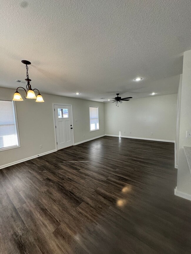 Foto del edificio - New 3 bed / 3 bath in Truman. Available Now!