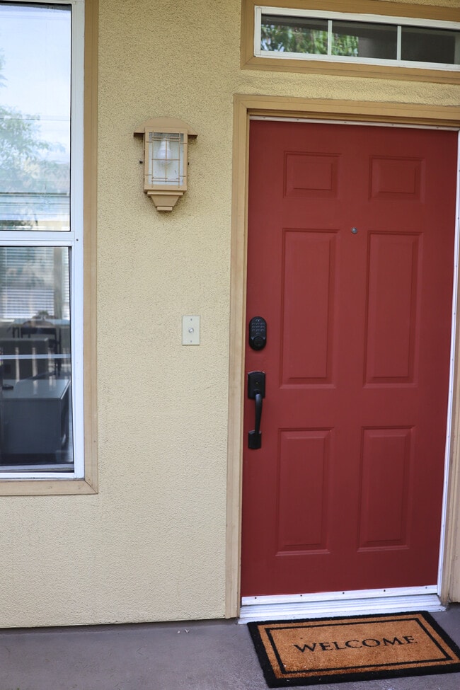 Puerta principal - 523 W Summerfield Cir