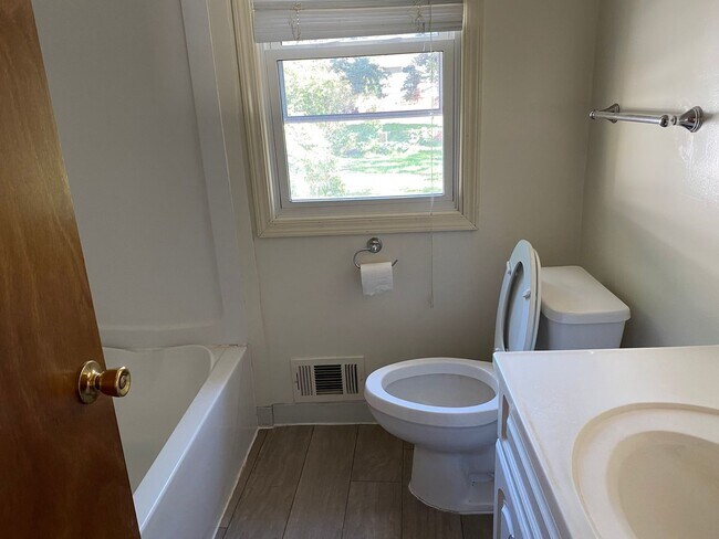 Foto del edificio - Charming 4-Bedroom Home in Fridley — Great...