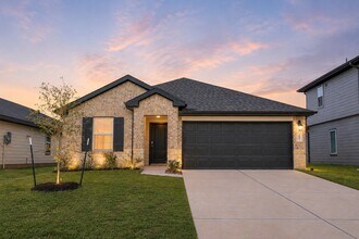 Building Photo - 3027 Lake Crest Dr