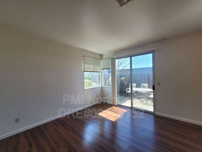 Foto del edificio - 68 Manchester Dr