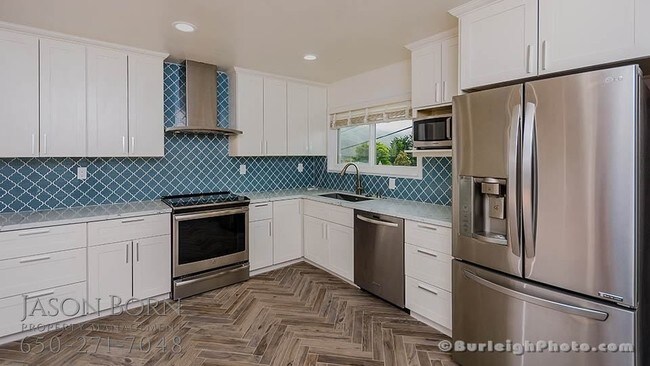 Building Photo - 1127 Manzanita Dr