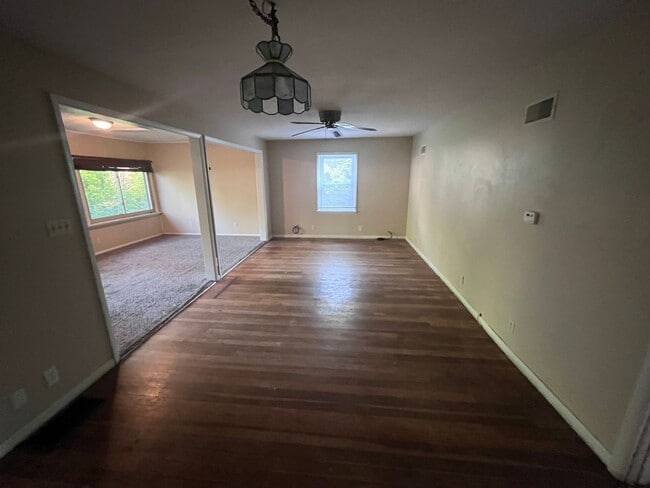 Building Photo - 4 Bedroom 2 Bath on Campus