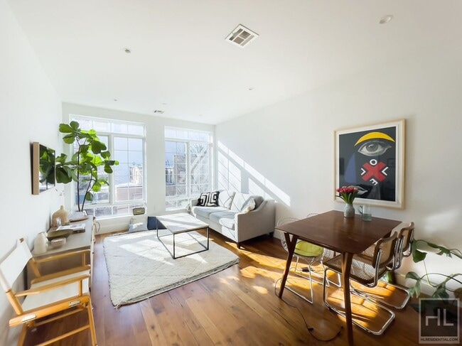 Building Photo - NEWLY RENOVATED | SHORT TERM / FURNISHED