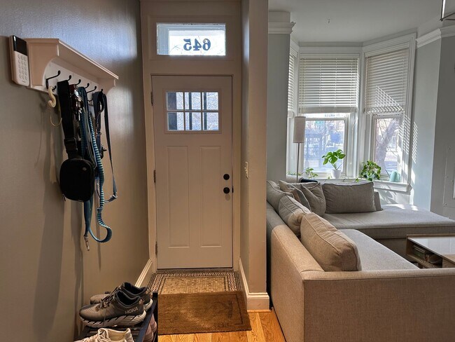 Foto del edificio - 3 Bedroom 1.5 Bath Condo in Shaw Neighborhood, Backyard, Recently Renovated, Fabulous Modern Feat...