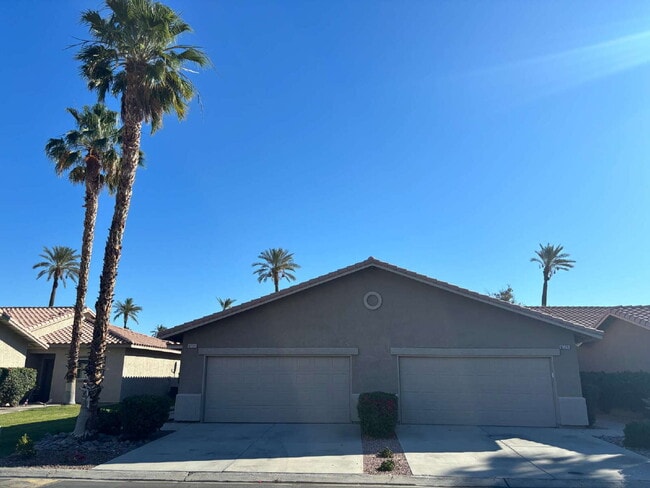 Building Photo - 2 Bedrooms / 2 Bathrooms Condo for Ren,  F...