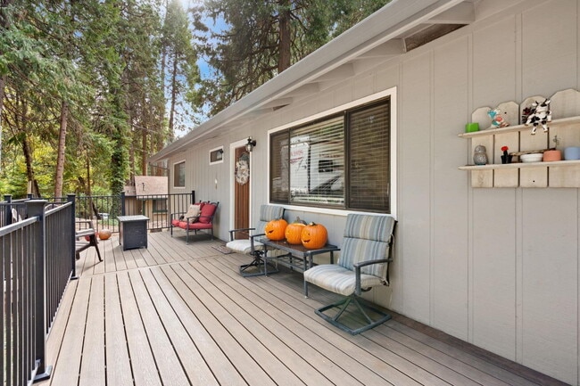 Building Photo - Rare 4-bedroom home in Camino for rent!