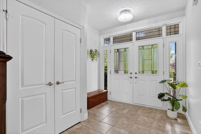 Building Photo - Spacious 4 Bedroom Executive Home in Desirable North London – Available August 1st!
