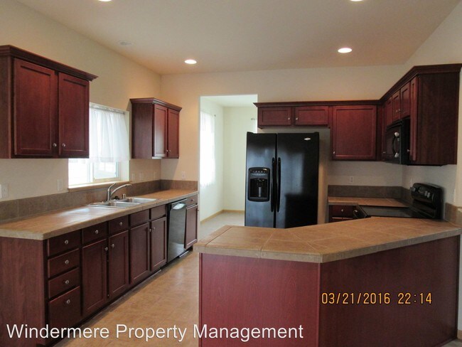 Building Photo - 3 br, 2.5 bath House - 440 Tremont Ave