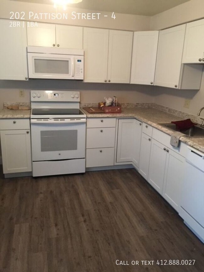 Building Photo - 2 bedroom 1.5 bath Townhome Evans City!