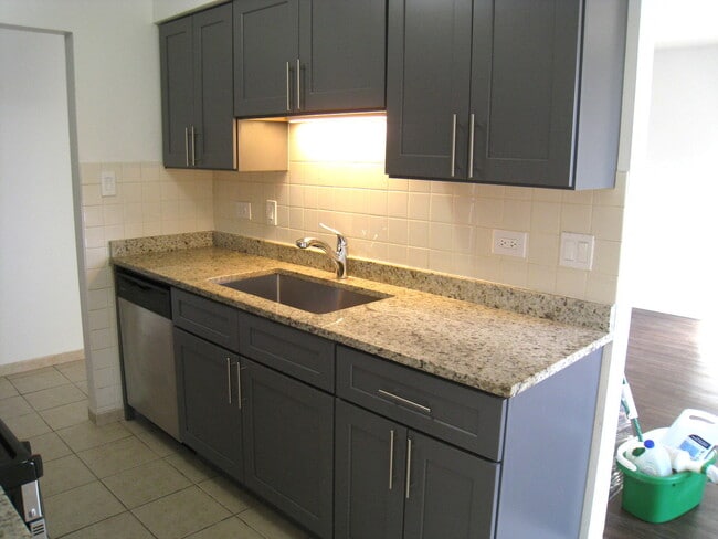 Building Photo - 187 Pickwick Dr