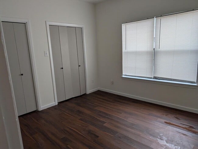 Building Photo - 2 Bed / 1 Bath Condo Near TXST & Downtown Square – W/D Included!
