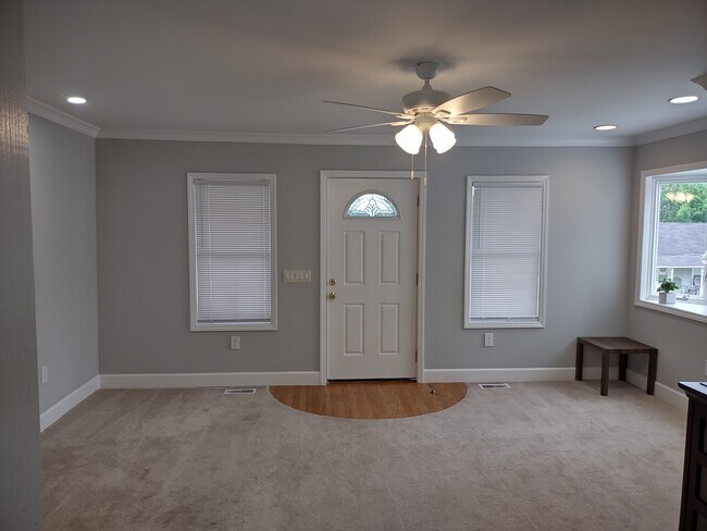 Puerta principal de la sala de estar - 1208 E Main St