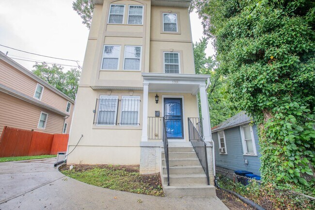 Building Photo - Lovely 4 BR/3.5 BA Single-Family Home in B...