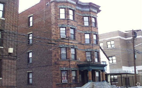 Building Photo - 705 29th St