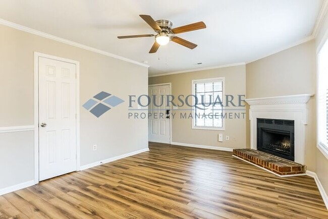 Foto del edificio - Inviting 2-Bed Townhome with Front Porch, Private Parking  & Storage