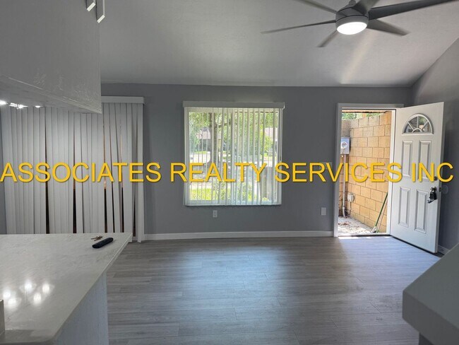 Foto del edificio - MUST SEE!!! 2BED/2BATH FULLY REMODELED UNIT IN GREENLEAF!!! FENCED BACK YARD!!!